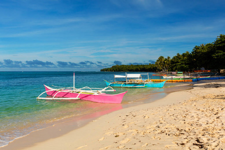 菲律宾锡亚高岛原始海滩上的传统渔船
