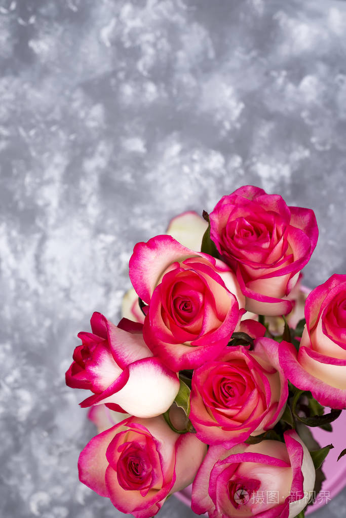 石桌上红白玫瑰花花束框架