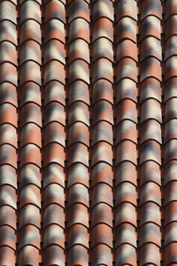 条纹的瓷砖屋顶关闭。垂直的背景