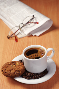 Cookie 和报纸的咖啡