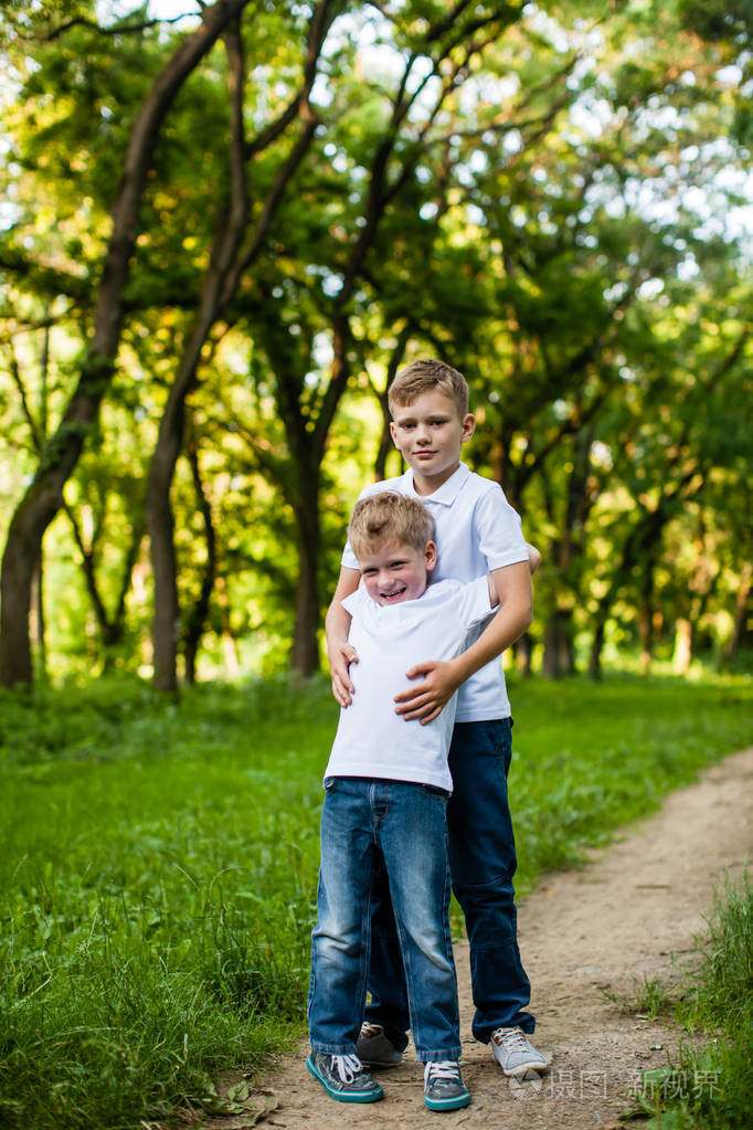 两兄弟户外照片-正版商用图片07y2n0-摄图新视界