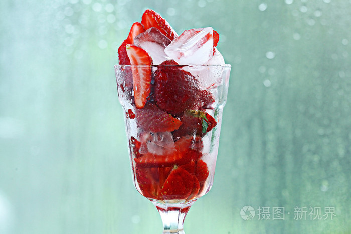新鲜草莓加冰