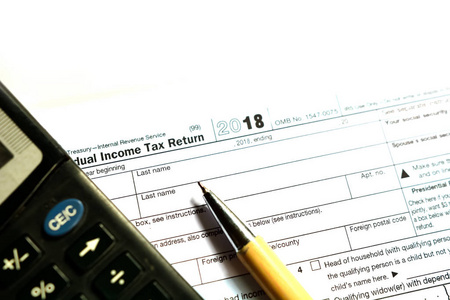 美国税收形式1040在白色背景。填写美国纳税表格
