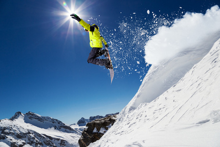 高山滑雪运动员的滑雪滑雪