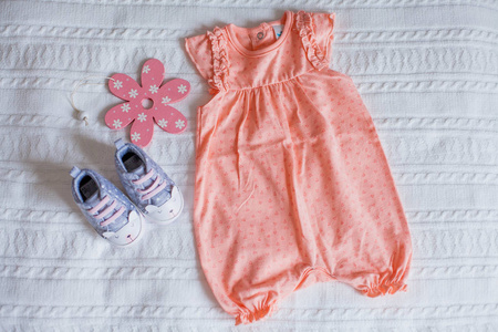 漂亮的粉红色婴儿衣服.新生儿.家舒适.宝贝照片