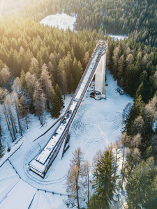 奥林匹克滑雪跳蹦床在冬天时间。鸟瞰