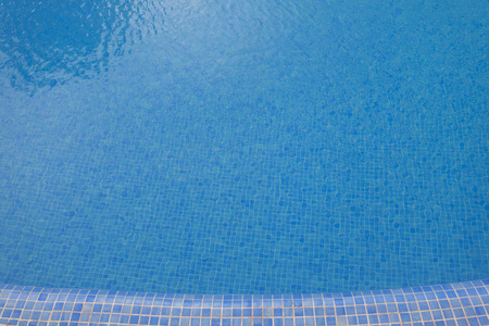 蓝色游泳池中波纹透明的水
