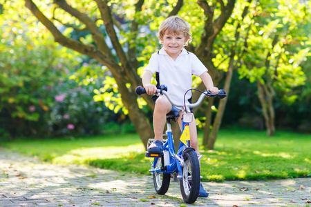 男孩骑他对于图片