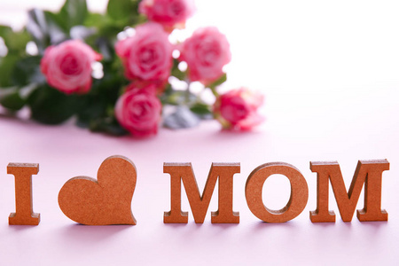 我爱妈妈 这句话的背景是字母和花朵。母亲节快乐