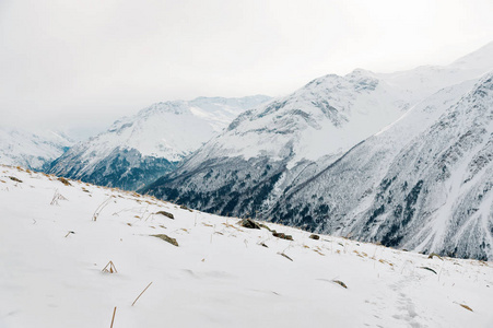 高加索山脉白雪皑皑的山峰。高加索景观