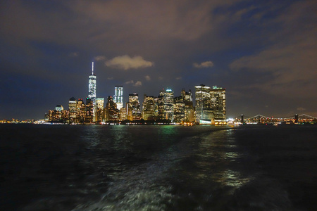 在晚上的曼哈顿的视图