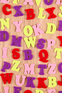 木制的背景上的英文字母图片