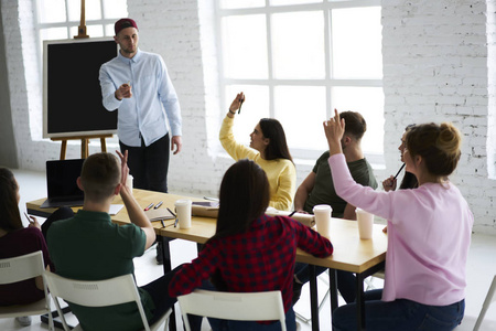 小组四人在桌上讨论图片-小组四人在桌上讨论素材-小组四人在桌上讨论