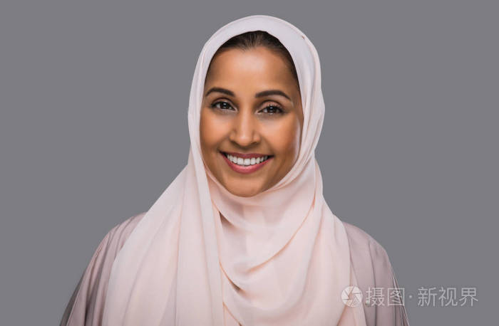 美丽的中东妇女穿着长袍