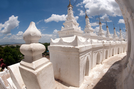 在缅甸的 Hsinbyume 宝塔