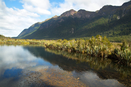 新西兰米尔福德音镜湖图片