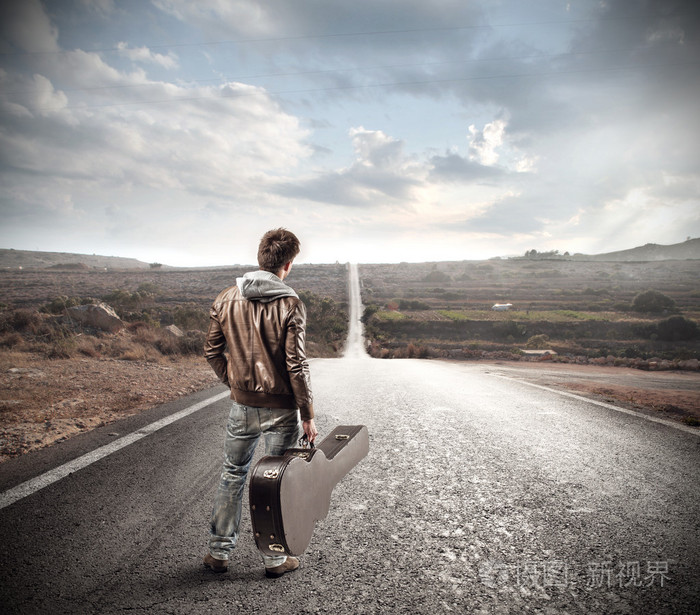 一把吉他的男人照片-正版商用图片07ydme-摄图新视界