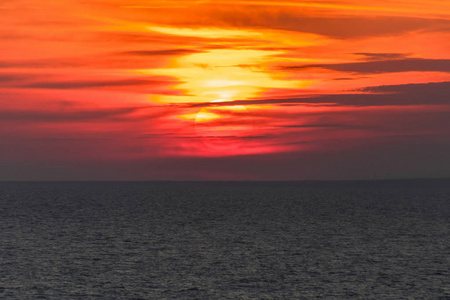 太阳在海面上升起