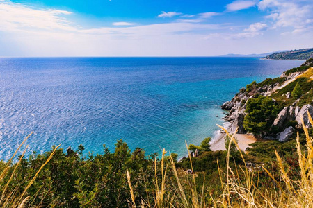 希腊的绿松石海和岩石海岸美丽的风景