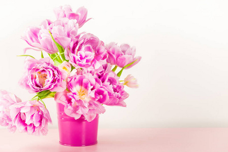 美丽的一束牡丹风格的郁金香在粉红色的壶