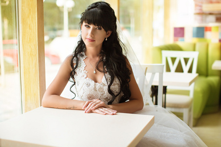 新娘坐在咖啡馆图片