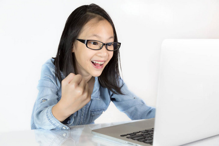 亚洲女孩在白色背景上使用笔记本电脑