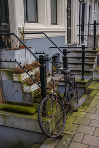 阿姆斯特丹大街上的老式自行车。荷兰