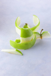 绿色去皮苹果, 苹果皮, 水果, 健康食品, 牦牛在一个光的背景为设计师, 素食, 苹果流行艺术, 简约主义, 孤立, 艺术