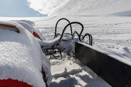 红 ratrak 雪车在冬山。白雪覆盖的红雪塔克