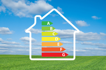 草地上的房子和能源效率图图片