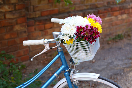 旧自行车与花
