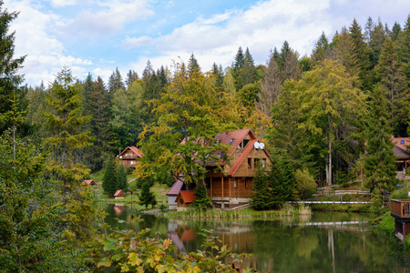 在森林的湖附近的房子, 秋天天