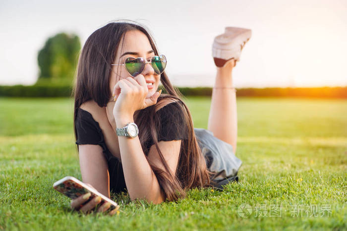 夏天的一个美丽的年轻女人的画像