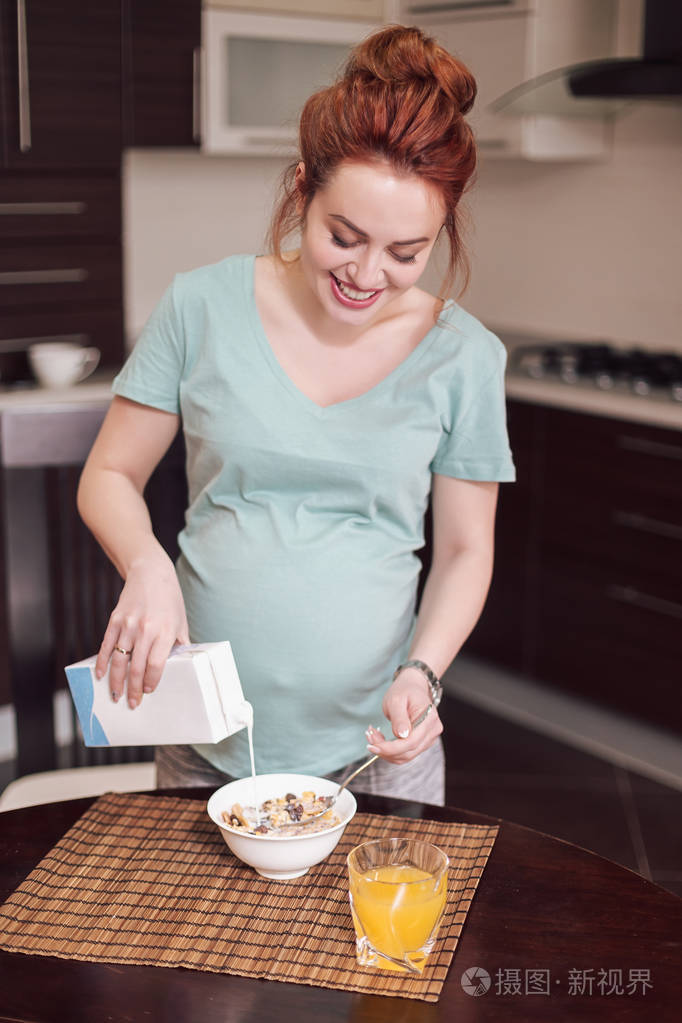 微笑怀孕妇女准备早餐