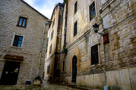 Kotor 的老石镇。房屋间狭窄的街道