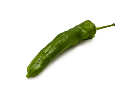 切片的青椒上白色隔离白辣椒上隔离的青椒切片的青椒上白色隔离新鲜