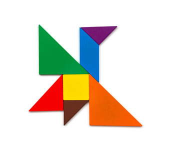 一只飞鸟木七巧板形状像一只飞鸟在白色照片