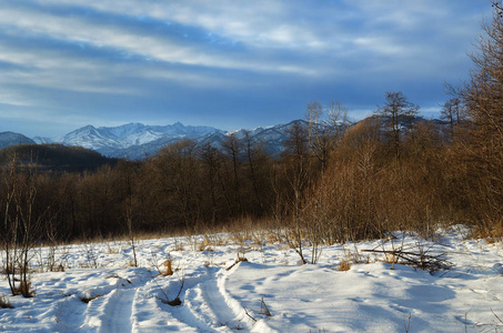 Karachay Cherkessia。俄罗斯。黎明时分高加索地区的大气景观