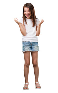 全身的小女孩笑着玩, 放松和开朗, 感到自信和成功照片