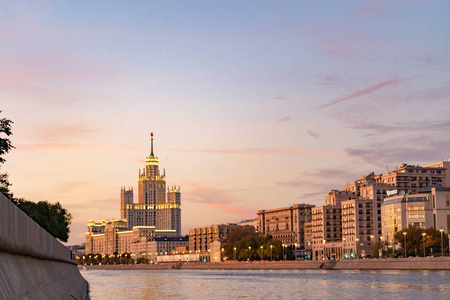 莫斯科河夜景全景与城市天际线和斯大林的摩天大楼背景