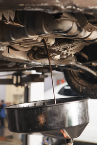 Profecional 汽车修理工改变电动机润滑油，在汽车发动机在汽车车间维修维修服务站