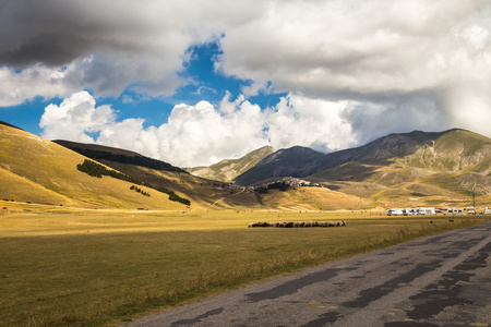 放牧地和 castelluccio，意大利的村庄