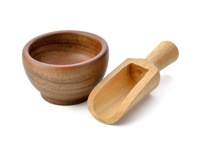 木碗和勺子孤立在白色背景上