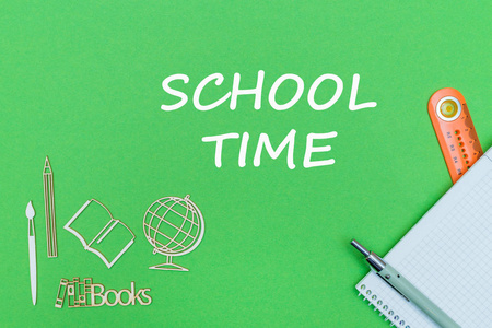 课文学校时间, 学校用品木微缩, 笔记本绿色背景