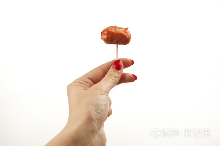 迷你萨拉米香肠的女人手拿着孤立的白色背景