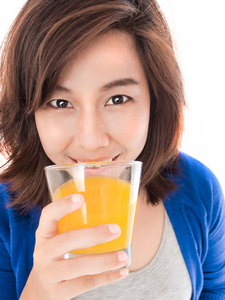 孤立的年轻快乐的女人喝橙汁 smi 的肖像