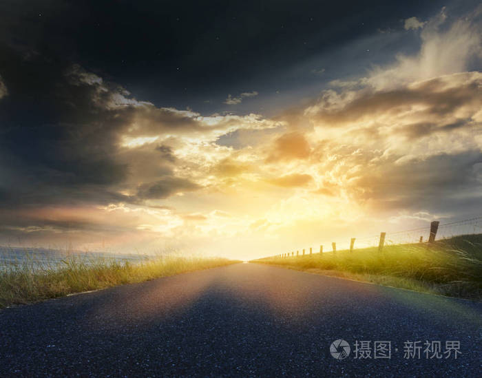 去天堂的路.宁静自然的背景.日落或日出与云彩, 光线和其他大气效果.
