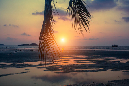 日落时间在热带海海滩