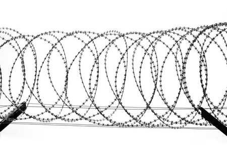 在白色背景上的铁丝网围栏