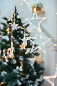 新年背景下的星星在圣诞树的背景下